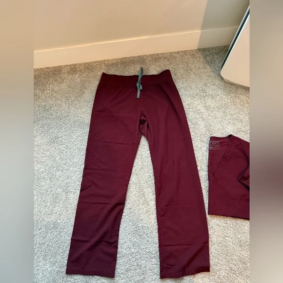 FIGS Scrub Set - Burgundy - Picture 4 of 5